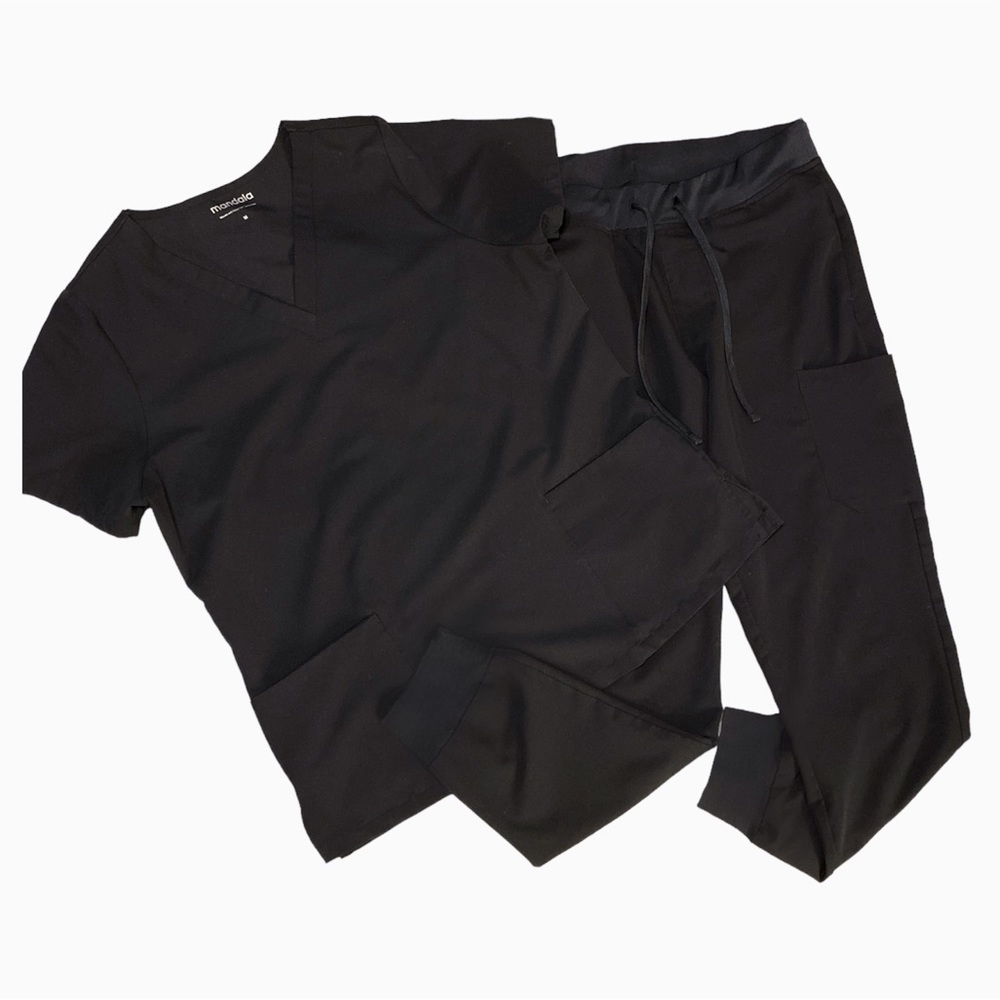 Mandala scrub set black (M top/S joggers)